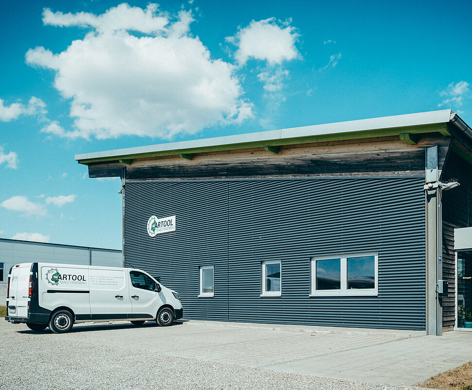 Außenaufnahme der Fertigungs- und Lagerhalle sowie Büro von „Cartool Maschinenbau“ in Preith und eines Firmenwagens
